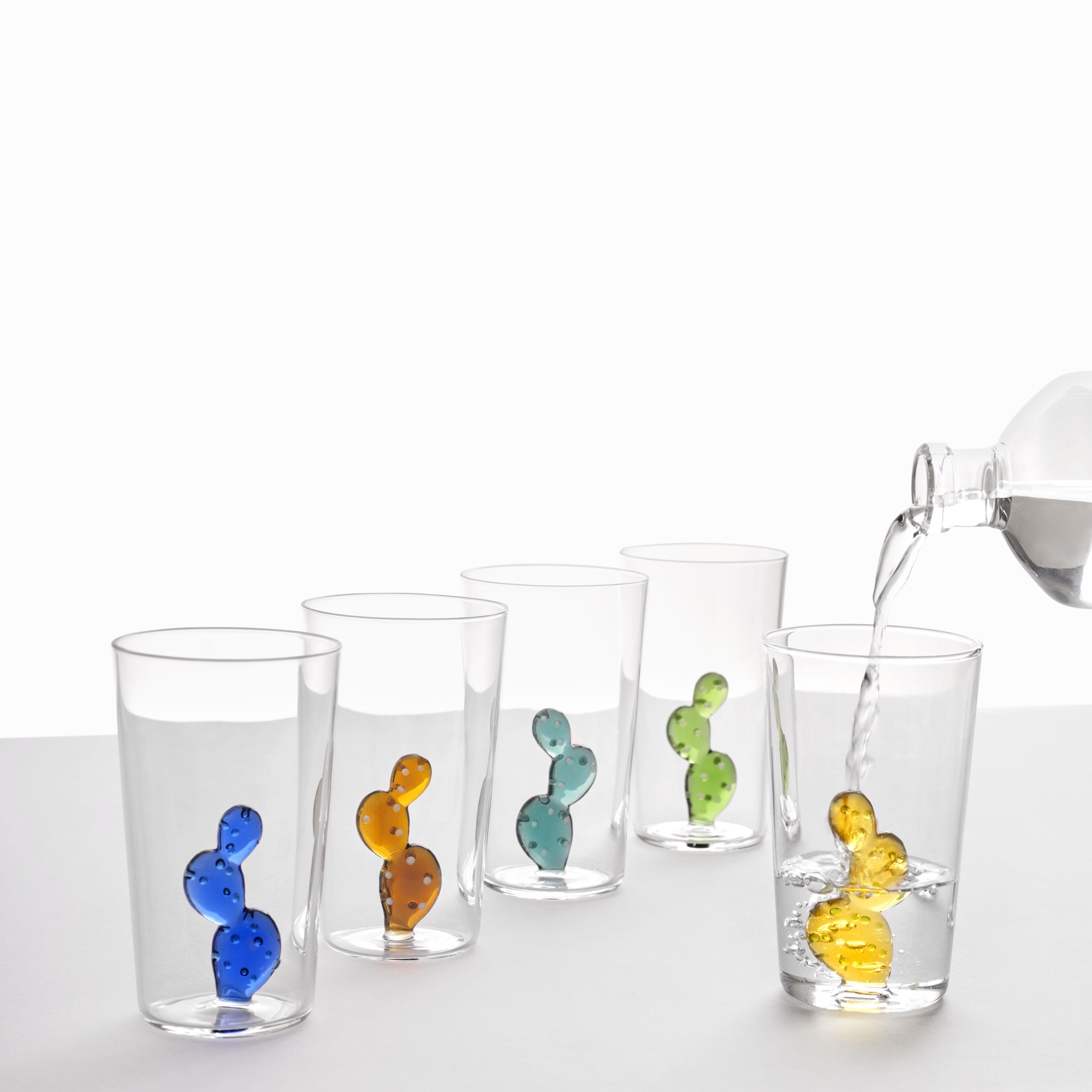 Висока склянка із зеленим кактусом