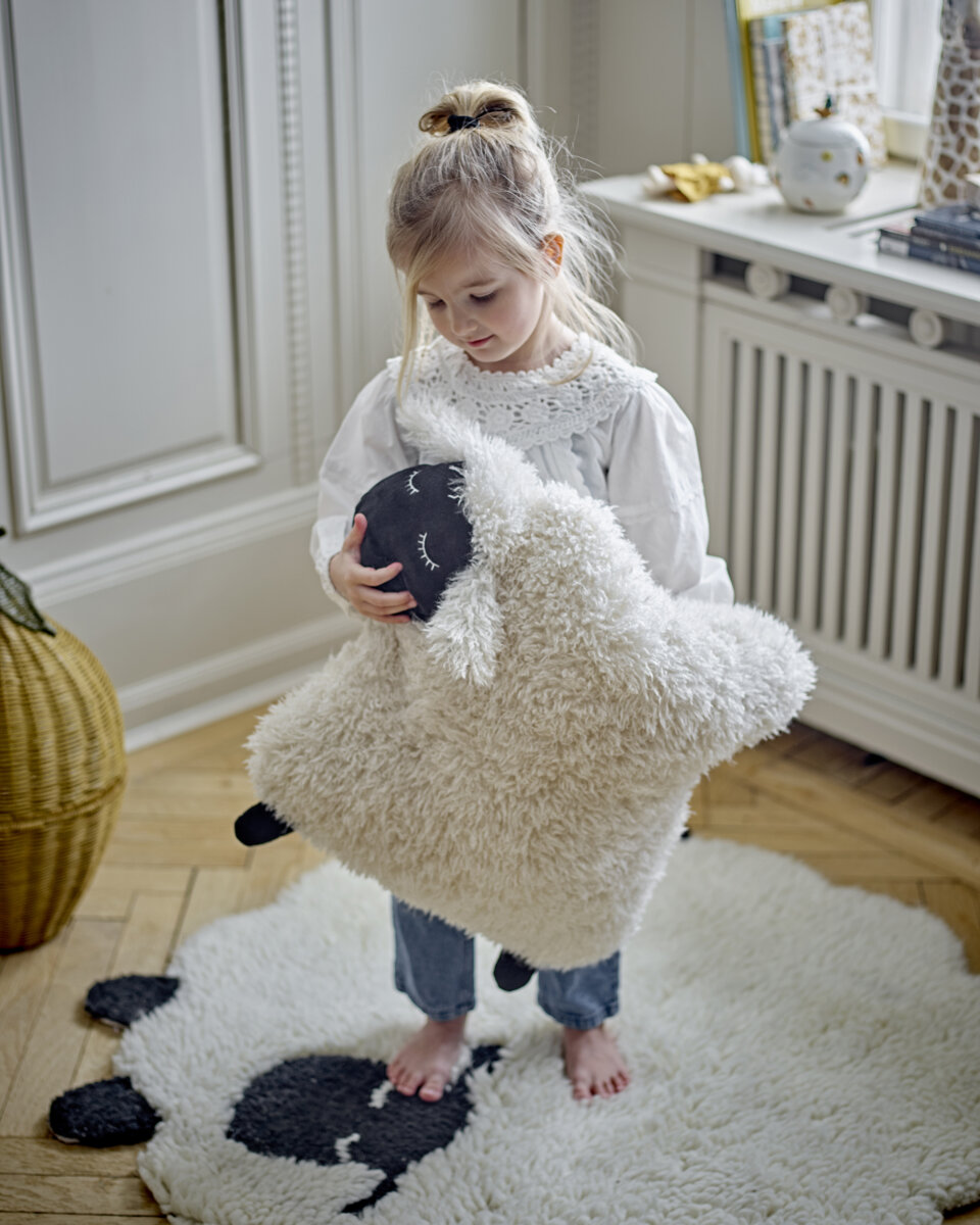 Дівчинка з подушкою овечкою Dolly Bloomingville MINI